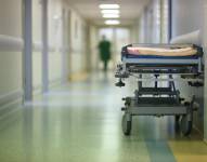 Quienes acuden por atención médica o deben someterse a una cirugía son movilizados en silla de rueda o camillas y tres trabajadores del hospital los cargan por las escaleras.