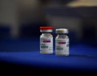 Vista de dos ampolletas de la vacuna AstraZeneca contra la covid-19, en un centro exprés de inmunización en Ciudad de Panamá.