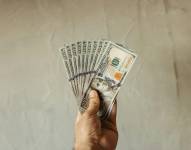 Impuesto del 1 % a remesas desde EE. UU. impactará a miles de familias ecuatorianas desde 2026