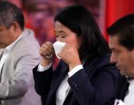 LIMA (PERÚ), 12/06/2021.- La candidata a la presidencia de Perú por el partido Fuerza Popular, Keiko Fujimori, usa un tapabocas durante una rueda de prensa con periodistas extranjeros hoy, en Lima (Perú). EFE/Paolo Aguilar