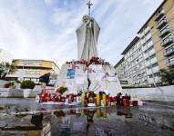 La estatua de Juan Pablo II en la entrada del hospital Gemelli de Roma, donde está hospitalizado el papa Francisco, el 10 de marzo de 2025.
