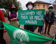 Imagen de archivo de decenas de mujeres ecuatorianas se congreganen una vigilia para seguir el debate sobre una ley que despenaliza el aborto por violación, frente a la Asamblea Nacional (Parlamento), en Quito (Ecuador). EFE/José Jácome