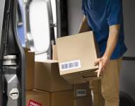 Entrega de paquetes y cajas en una encomienda (imagen referencial).