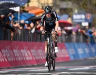 Thymen Arensman celebrando su triunfo.