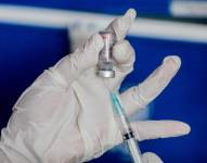 Personal de la salud prepara una vacuna, en una fotografía de archivo.