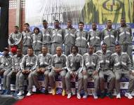 Foto oficial de la selección ecuatoriana de fútbol con un llamativo traje color gris. Foto: EFE