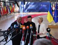 El presidente del Consejo de la UE, Antonio Costa, el presidente de Ucrania, Volodymyr Zelensky, y la presidenta de la Comisión Europea, Ursula von der Leyen, hablan con la prensa al llegar a una reunión del Consejo Europeo en Bruselas, Bélgica, 06 de marzo de 2025.