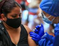 Una persona recibe una dosis de la vacuna contra la covid-19 en la Universidad de La Américas en Quito (Ecuador). EFE/ José Jácome/Archivo