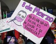 Grupos feministas manifestándose en México.