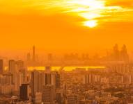 Fuerte sol encima de una ciudad