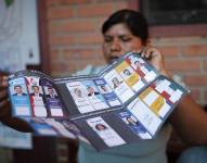 Una jurado muestra un voto sin marcar este domingo, en una mesa de votación en la Escuela Villa 14 de Septiembre, municipio de Villa Tunari (Bolivia).