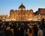 La gente hace cola para presentar sus respetos al difunto Papa Francisco mientras su cuerpo yace en estado, fuera de la Basílica de San Pedro en El Vaticano, el 23 de abril de 2025.
