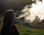 Imagen de una mujer fumando un vaporizador.