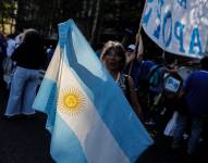 Una mujer sostiene una bandera durante una manifestación este miércoles, frente al Congreso en Buenos Aires (Argentina).