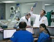 Personal médico tratando a pacientes con enfermedades respiratorias.
