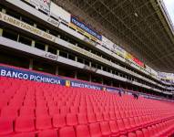 Colocan butacas en la tribuna oriental del estadio Rodrigo Paz Delgado