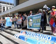 Plantón de familiares y amigos de Fernando Villavicencio, en el Complejo Judicial Norte.