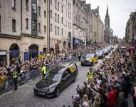 El cortejo fúnebre de la reina Isabel II llega a Edimburgo. EFE/EPA/TOLGA AKMEN