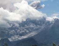 El volcán Merapi expulsa ceniza durante una erupción en Yogyakarta, Indonesia este sábado. EFE/ Febri Waspodo