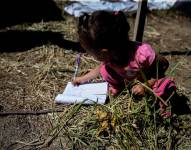 Fotografía fechada el 14 de septiembre de 2017 que muestra a una niña mientras dibuja en un cuaderno.