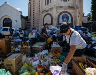 Decenas de personas fueron registradas este lunes, 10 de marzo, al acopiar y clasificar donaciones para los afectados por las inundaciones de Bahía Blanca, en la Parroquia católica Nuestra Señora de Caacupé, en el barrio Caballito de Buenos Aires (Argentina).