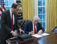 Fotografía del 3 de febrero de 2025 del presidente de EE. UU., Donald Trump, firmando una orden ejecutiva. en la Oficina Oval de la Casa Blanca en Washington. EFE/CHRIS KLEPONIS / POOL