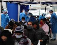 Ciudadanos ecuatorianos esperan para realizar pruebas PCR para la detección de la Covid-19 en las instalaciones de la Prefectura de Pichincha, en Quito (Ecuador) EFE/ José Jácome