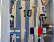 Dos de las seis camisetas con las que Messi jugó Qatar 2022, disponibles para pujas en Sotheby's Nueva York.