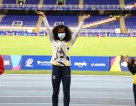 La atleta nacional recibió la medalla con una foto de Quiñónez.