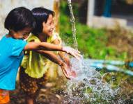 Niños jugando, agua, fuente (Foto de ARCHIVO)6/10/2017