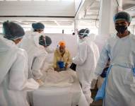 India, Nueva Delhi: Trabajadores de la salud atienden a un paciente con diabetes en el Centro de Tratamiento y Aislamiento Médico Sri Guru Tegh Bahadar Covid-19, en Gurdwara Rakab Ganj Sahib.