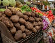 Imagen de papas en un mercado municipal de Guayaquil.
