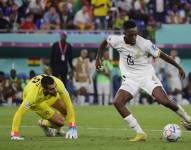 Iñaki Williams (d) no pudo definir tras el insólito error del arquero de Portugal Diogo Costa.