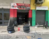 Imagen de un local de repuestos que fue atacado con explosivos la madrugada de este martes 27 de mayo.