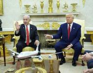 El presidente de Estados Unidos, Donald Trump (derecha), se reúne con el primer ministro israelí, Benjamin Netanyahu (izquierda), en la Oficina Oval de la Casa Blanca.