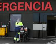 Una persona es ingresada al hospital Less del Sur en Quito (Ecuador).