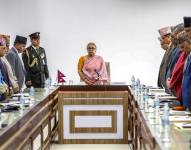 La recién elegida primera ministra del gobierno interino de Nepal, Sushila Karki (centro), junto con funcionarios, guarda un minuto de silencio para rendir homenaje a quienes perdieron la vida en las recientes protestas en Katmandú el 14 de septiembre de 2025.