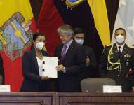 Momento en que el mandatario entrega el documento a la presidenta de la Asamblea, Guadalupe Llori.