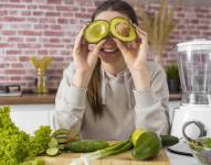 Mujer sonriente consumiendo alimentos saludables para su salud visual