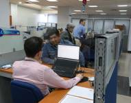 Ciudadanos en las oficinas del SRI en Cuenca.