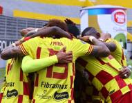 Jugadores de Aucas celebraron el gol de Renny Jaramillo ante Cumbayá