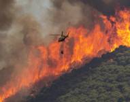 En la imagen de archivo, un helicóptero trabaja en las tareas de extinción de un incendio