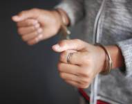 Imagen referencial para graficar a una mujer detenida.