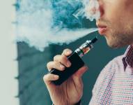 Hombre fumando un cigarrillo electrónico.