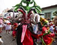 Los danzantes utilizan máscaras y caminan por las calles de Píllaro.