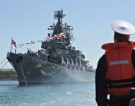 El ministerio de Defensa ruso, informó este jueves de que el buque de guerra ha sufrido un intenso fuego y la posterior detonación de municiones.