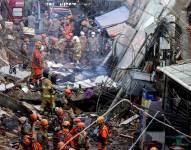 Tres personas fueron rescatadas y al menos otras tres siguen bajo los escombros de un edificio residencial de cuatro pisos que se derrumbó este jueves en la ciudad brasileña de Río de Janeiro. EFE