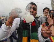 Simpatizantes y activistas a favor de la legalización de la marihuana marchan por las calles de Quito.