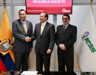 Francisco Cepeda, presidente del Consejo Directivo del IESS; Simón Cueva, ministro de Economía; Nelson García, director del IESS.