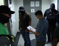 Agentes federales revisan los documentos de identidad de detenidos en la Corte Federal de Inmigración en Nueva York.